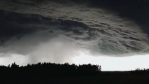 Ce nuage d'orage est monstrueux - filmé au dessus d'Alberta, Canada