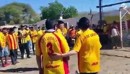 Ölen Kaleciye İlginç Veda: Tabuta Penaltı Çektiler