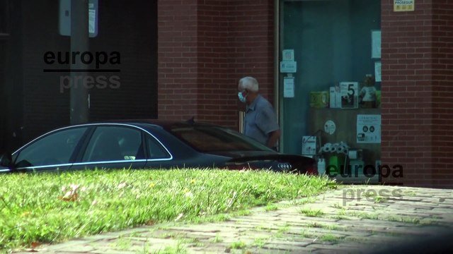Pepe Campanario y Remedios Torres, padres de María José Campanario, acuden a una farmacia