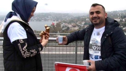 İstanbul Maratonu'ndan renkli görüntüler: Boğaza karşı çay simit keyfi yaptılar