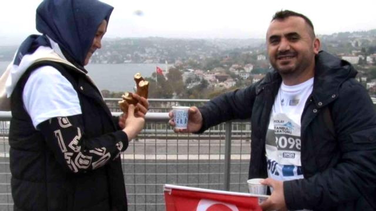 İstanbul Maratonu'ndan renkli görüntüler: Boğaza karşı çay simit keyfi yaptılar