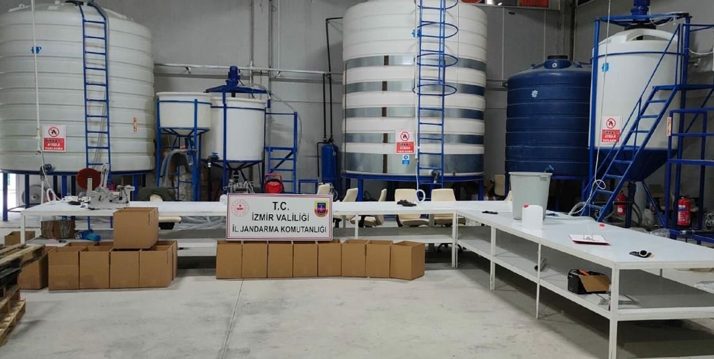 İzmir’de sahte alkol baskını: 22 bin 150 litre…