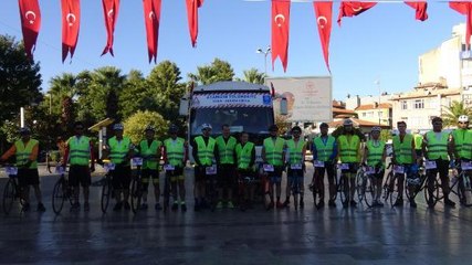 630 KİLOMETRE PEDAL ÇEVİRİP AYDIN'IN TOPRAĞINI ANITKABİR'E GÖTÜRECEKLER