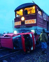 Rusya'da yük treni çarptığı aracı metrelerce sürükledi