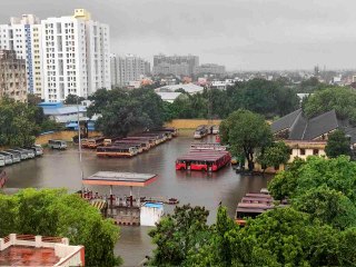 Selin vurduğu Hindistan'da sokaklar sular altında kaldı