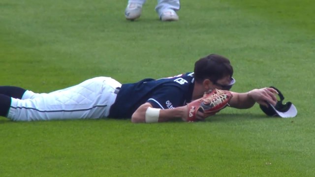 '가을 남자' 정수빈 날았다...두산, LG 꺾고 플레이오프 진출 / YTN