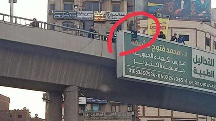 شاب يحاول إنهاء حياته بعد مصادرة الـ«توك توك» الخاص به.. شاهد تصرف الأمن