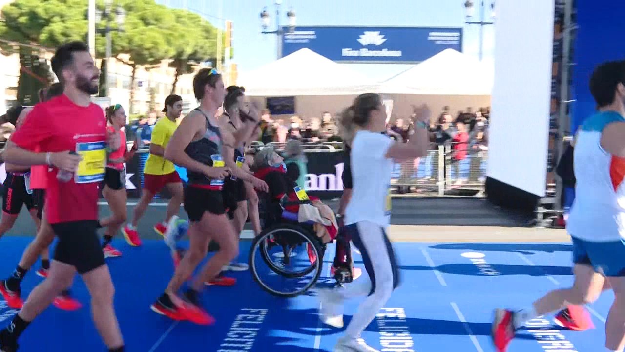 Un atleta bate el récord Guinness en maratón empujando la silla ruedas de su madre con esclerosis múltiple