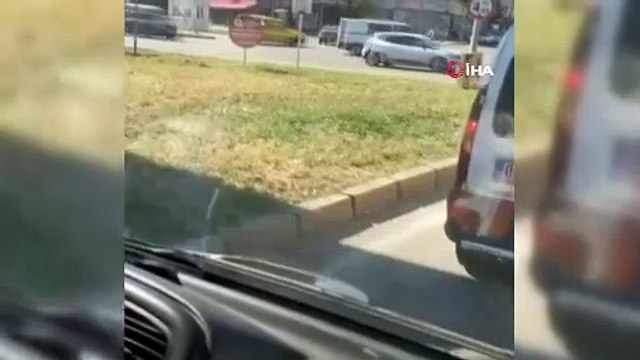 Kırmızı ışıkta dururken yere muz kabuğu atan sürücü neye uğradığını şaşırdı