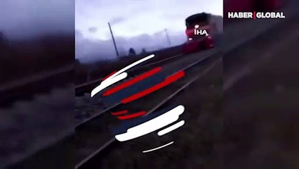 Tük treni çarptığı aracı metrelerce sürükledi! O anlar kamerada