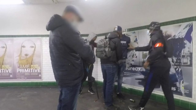 Crack, l'enfer de la drogue : pour surprendre des ventes de crack en flagrant délit, cette brigade parisienne intervient principalement dans le métro