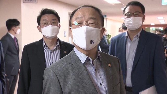 호주에서 요소수 '2만 ℓ' 수입...군용기로 공수 / YTN