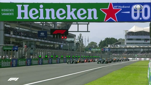 Começou quente o GP do México de F1. Verstappen, que largou em terceiro, passou Bottas e Hamilton e é o novo líder da prova!#ShowDoEsporte