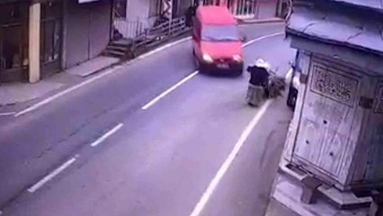 Dehşete düşüren kaza! Yük taşıyan kadın, minibüs ile şadırvanın arasında ezildi