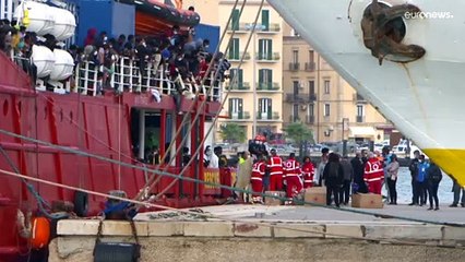 Ιταλία: Πλοίο με 800 μετανάστες σε λιμάνι της Σικελίας