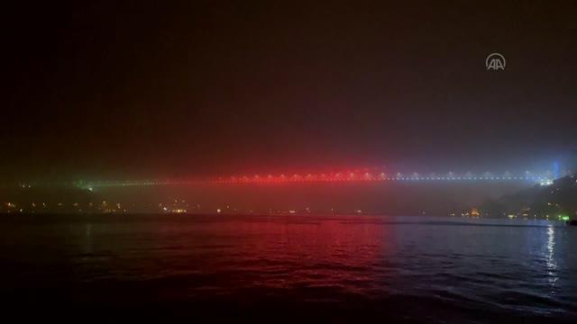 Fatih Sultan Mehmet Köprüsü, Azerbaycan bayrağı renklerine büründü