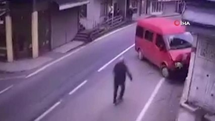Rize'de dehşete düşüren kaza...Yük taşıyan kadın minibüs ile şadırvanın arasında böyle ezildi