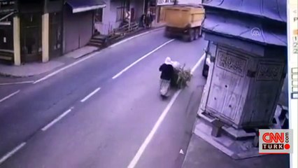 Kamyondan kaçarken minibüs çarptı