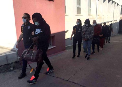 Siyahiler futbolcuyuz yalanıyla dolandırmış