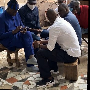 Les opposants se réfugient dans une maison...