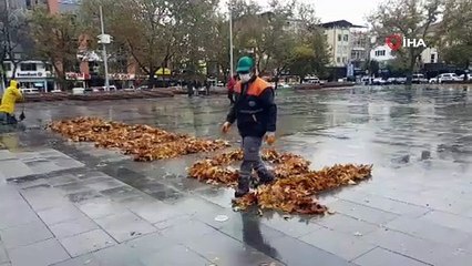 Sonbahar yaprakları ile '10 Kasım' yazdı