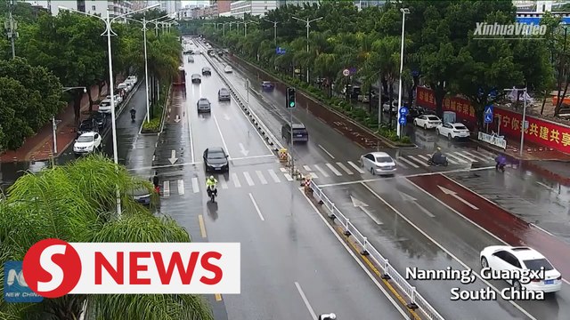 Nanning police clear road traffic for emergency rescue