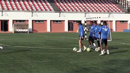 Hakkari'de 2 Afrikalı kadın futbolcu top koşturuyor