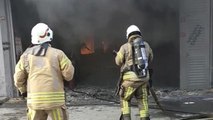 Zeytinburnu’nda bir iş yeri alevlere teslim oldu