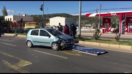 Fırtınada yerinden çıkan tabela seyir halindeki otomobilin üzerine uçtu