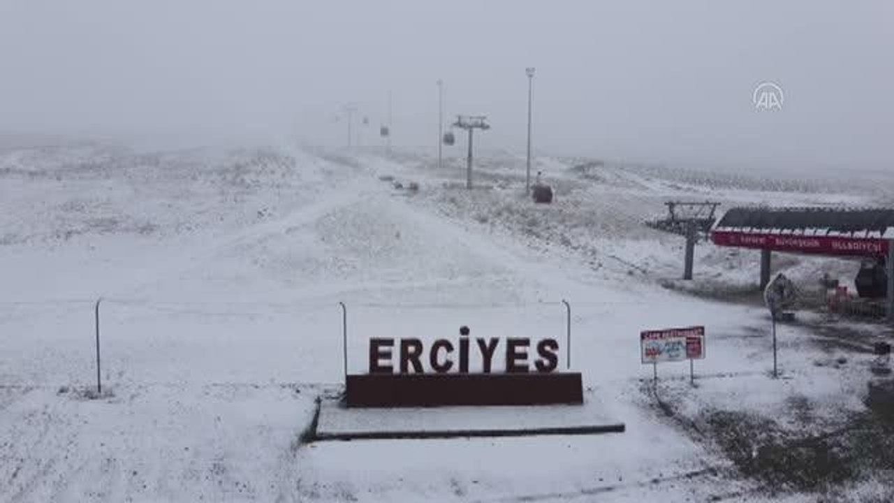 Erciyes Kayak Merkezi'ne kar yağdı