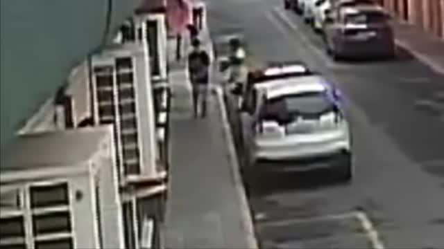 Dos agentes de la Guardia Civil salvan a un niño que se ahogaba con un caramelo en Huelva