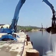 Il a trouvé la meilleure façon de prendre sa douche