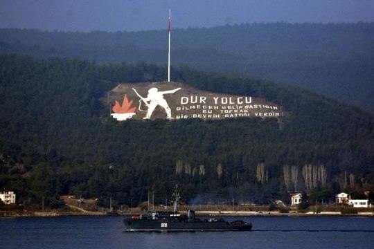Son dakika... RUS SAVAŞ GEMİSİ, DEVRİYE BOTU VE RÖMORKÖRÜ ÇANAKKALE BOĞAZI'NDAN GEÇTİ