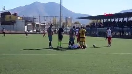 Sakatlanan rakibini sırtında taşıdı