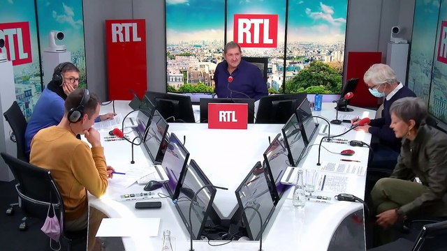 Michel Houellebecq sur scène. Accompagné de musiciens, l'écrivain récite ses poème au Rex Club dans le spectacle Existence à basse altitude