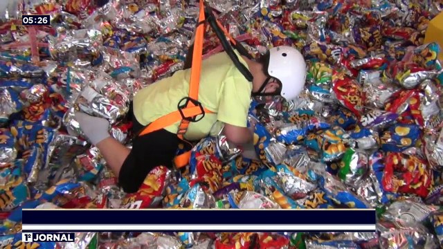 Uma atração envolvendo uma “garra gigante” tem chamado a atenção da criançada e até mesmo dos adultos. Na brincadeira, você se torna aquela garra que a gente tanto conhece das máquinas de parques de diversão. A reportagem é de Felipe Bambace.