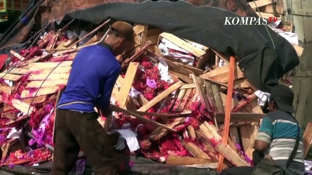 Dua Truk Kecelakaan Hingga Terguling di Tol Cipali