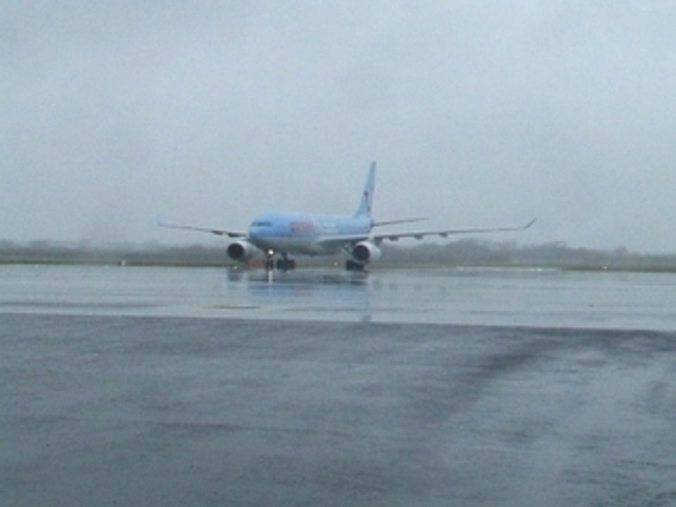 Arrivée parking Brest A332 F-HBIL CRL920 2008.03.02