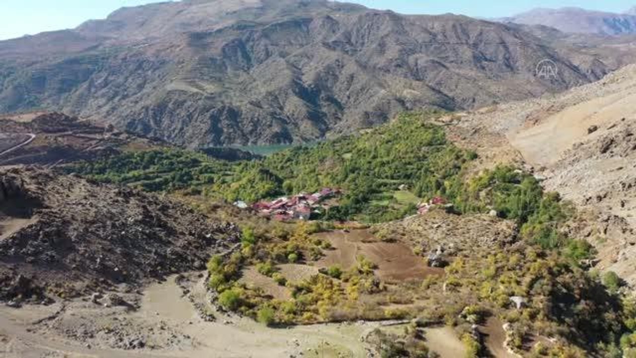 Diyarbakır'ın Akdeniz iklimli Geçit köyünde sonbahar, drone görüntülerine yansıdı