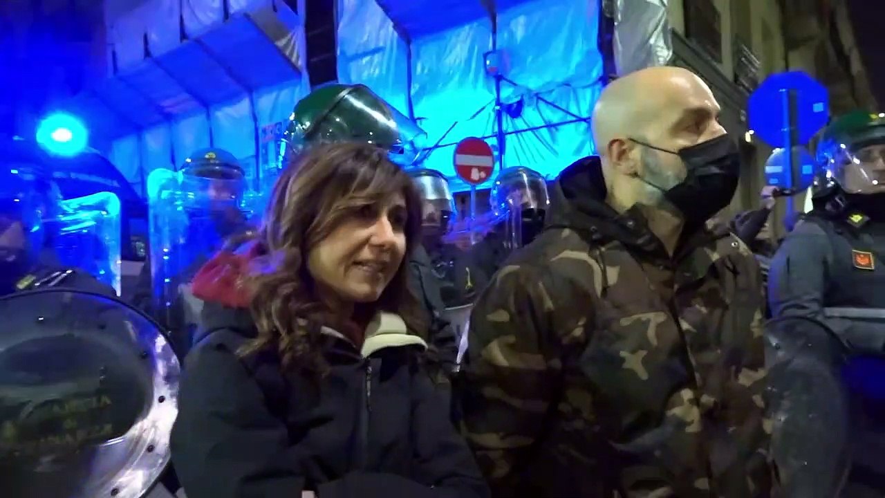 Milano, durante la manifestazione i no Green Pass bloccati dalla polizia chiamano il 112
