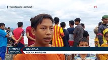 Mandi di Pantai, Dua Remaja Tergulung Ombak