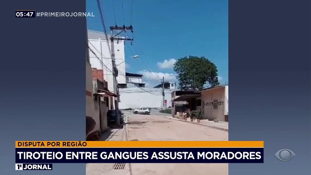 Moradores ficaram no meio do fogo cruzado durante confronto entre facções no Rio de Janeiro. Vídeos mostram vários carros cheios de homens com fuzis circulando pelos acessos do Conjunto Habitacional de Manguariba. A reportagem é da Clara Nery.