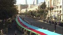 Son dakika haberleri... Azerbaycan Zafer Günü'nde 440 metrelik bayrakla geçit yapıldıAzerbaycan İkinci Karabağ Savaşı'nda kazandığı zaferin yıl dönümünü kutluyor