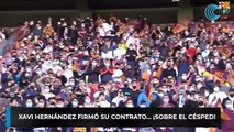 Xavi Hernández firmó su contrato... ¡sobre el césped!