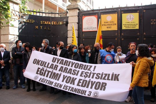 Öğrencilerin öğretmenlere uyguladığı şiddet protesto edildi