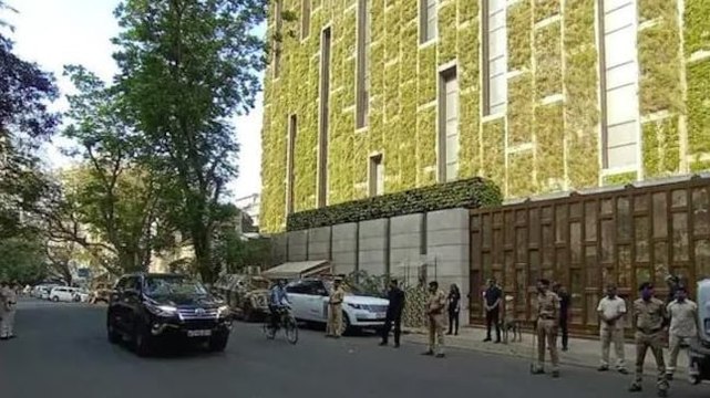 Security beefed up outside Ambani's Antilia after taxi driver tips off cops about suspicious passengers