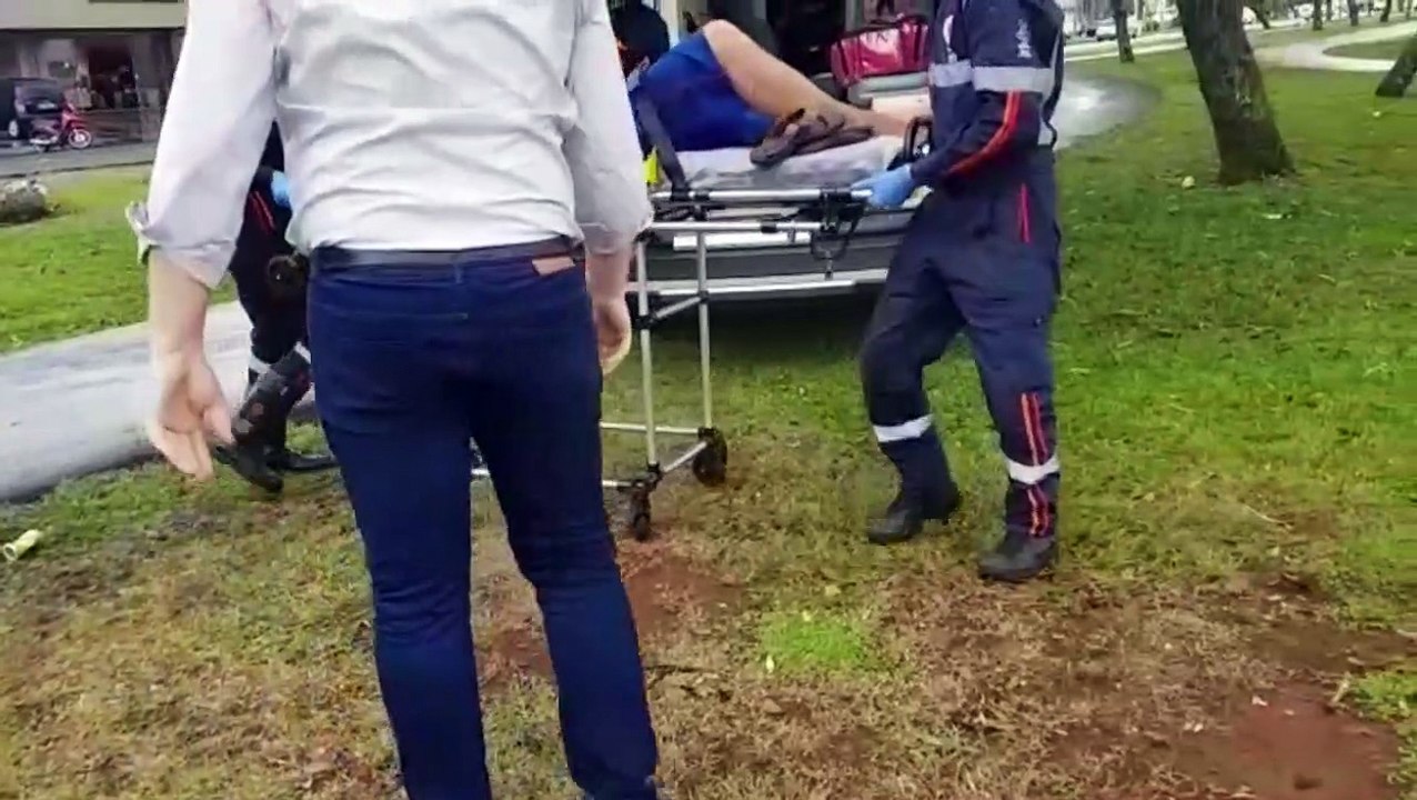 Morador de rua é atendido por equipe do Samu na Av. Tancredo Neves