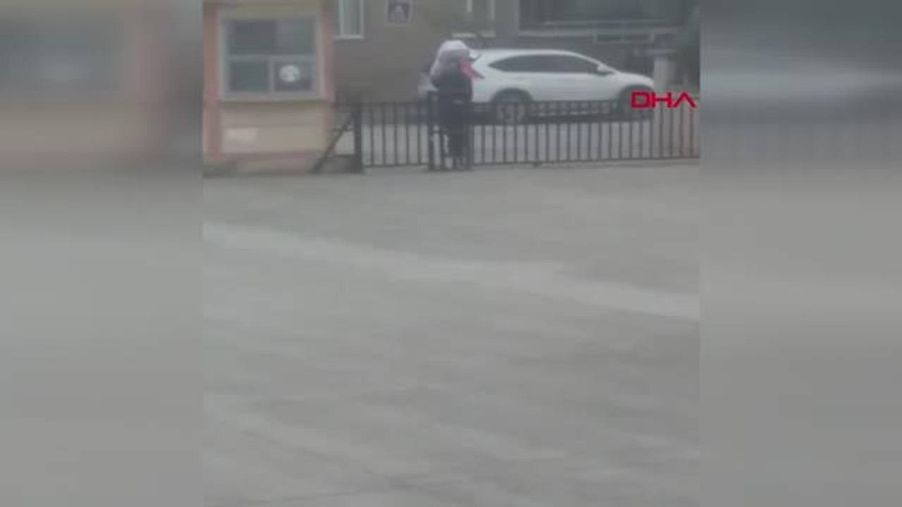 OMZUNDAKİ YÜKE RAĞMEN SAYGI DURUŞUNDA BULUNDU
