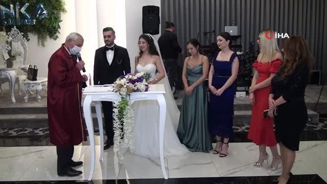 Oyuncu Aslıhan Gürbüz kardeşinin düğününde çiftetelli oynadı