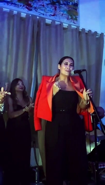 Vicky Martín Berrocal sorprende a todos subiéndose al escenario a cantar